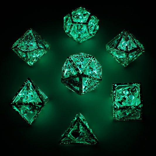 スカルズ グリン ホロー メタル ダイス セット - ダークブルーで光る