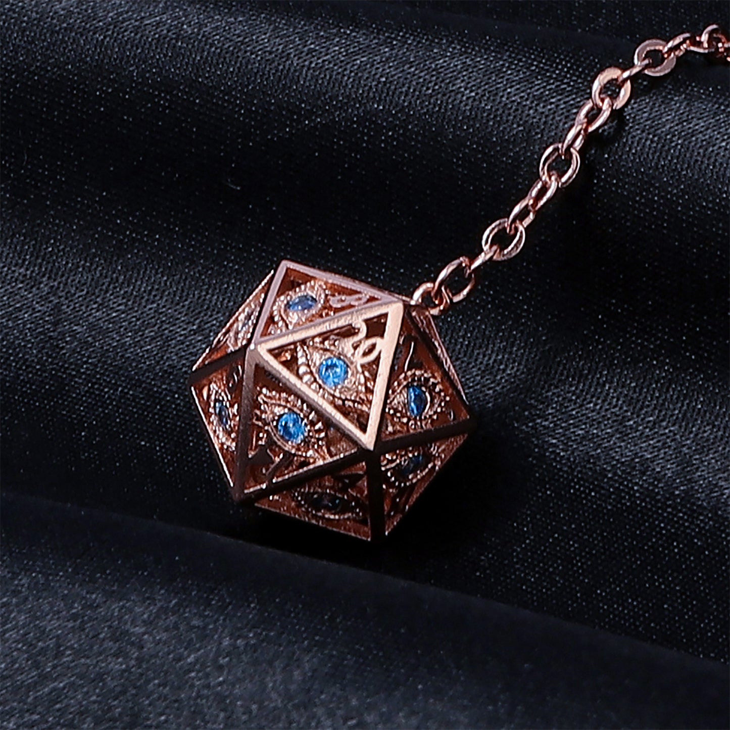 ドラゴンアイ D20 イヤリング - ゴールド、レッドジェム付き