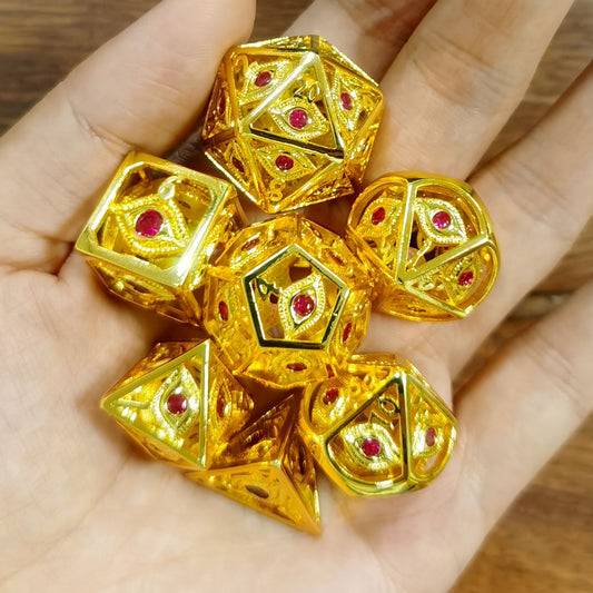 ルビーレッドの宝石が付いた輝くゴールドのドラゴンアイダイスセット